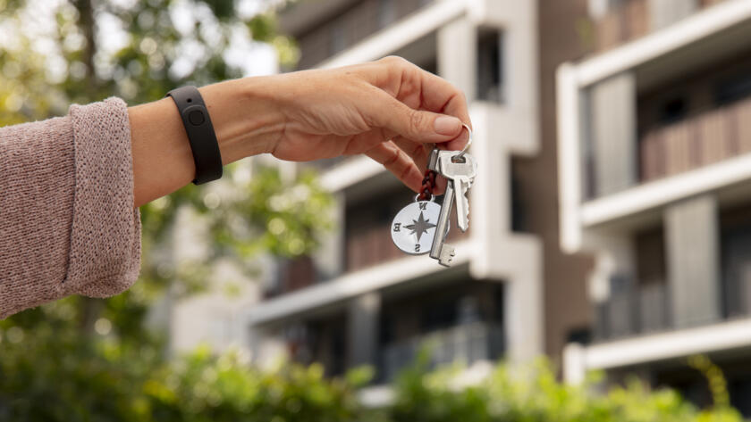 hand holding keys outdoors 1 1 » StayBooked