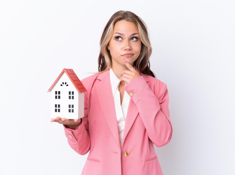 Zhena, dyrzhashta model na kashta, simvol na sobstvenost i upravlenie na imoti